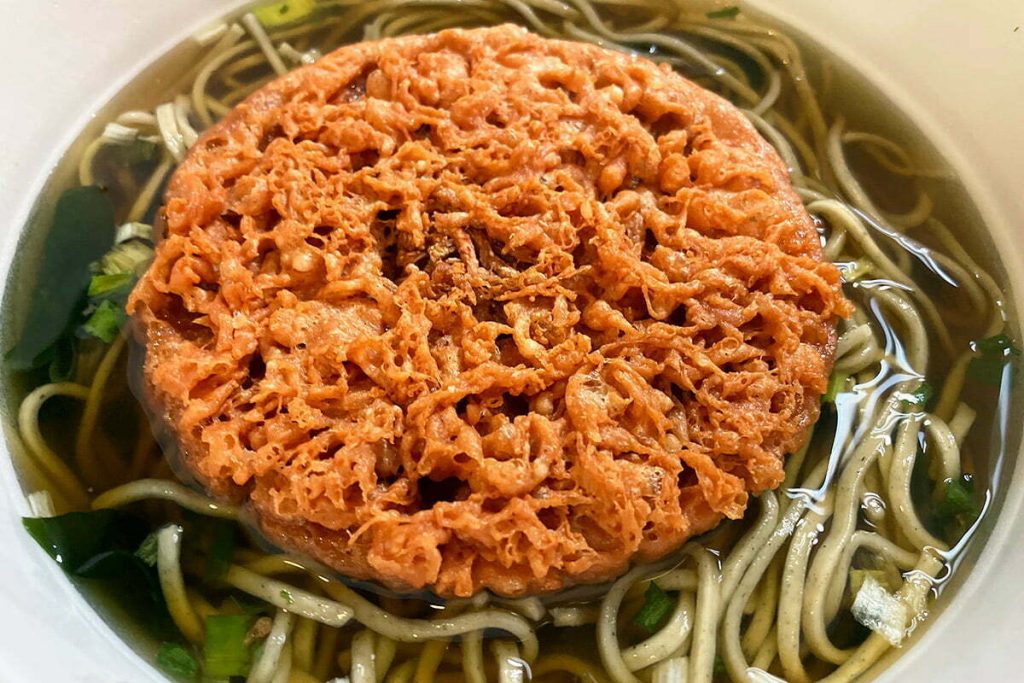 写真は全然無関係ですが、富士そばの紅生姜天そば。お店のおそばとの比較でもかなりの完成度ですが、このドライな紅生姜天は実際のお店の紅生姜天とは違うベクトルで脅威の完成度。ぜひ、味わってください。